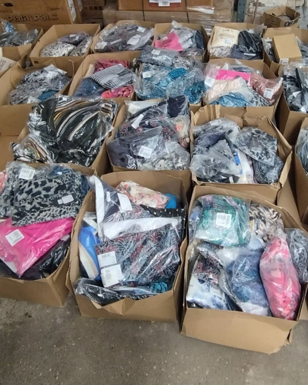 Amazon Clothing Truckload - Image 4