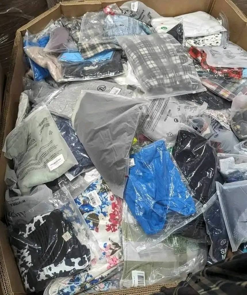 Amazon Clothing Truckload - Image 2