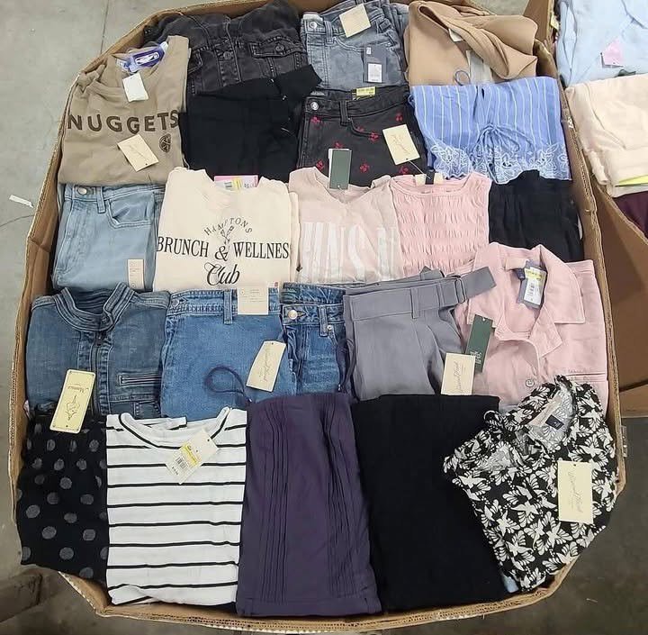 Men & Women Clothes Pallets - Image 6