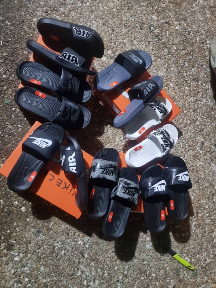 Nike Slides Pallet - Image 5