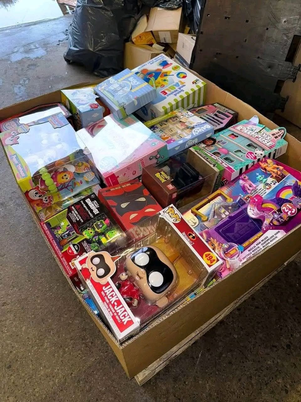 Amazon Toys Pallets - Image 11